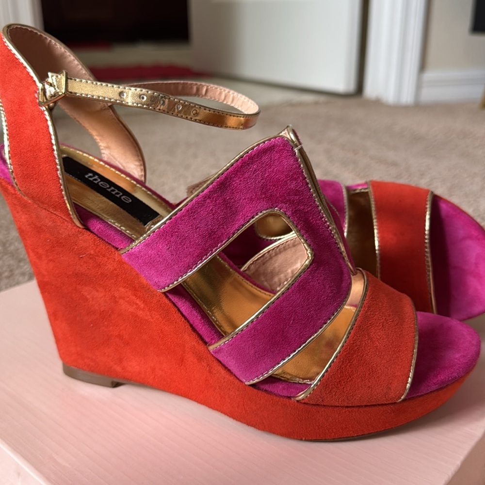 Theme pink/Orange Wedges New in box - 9